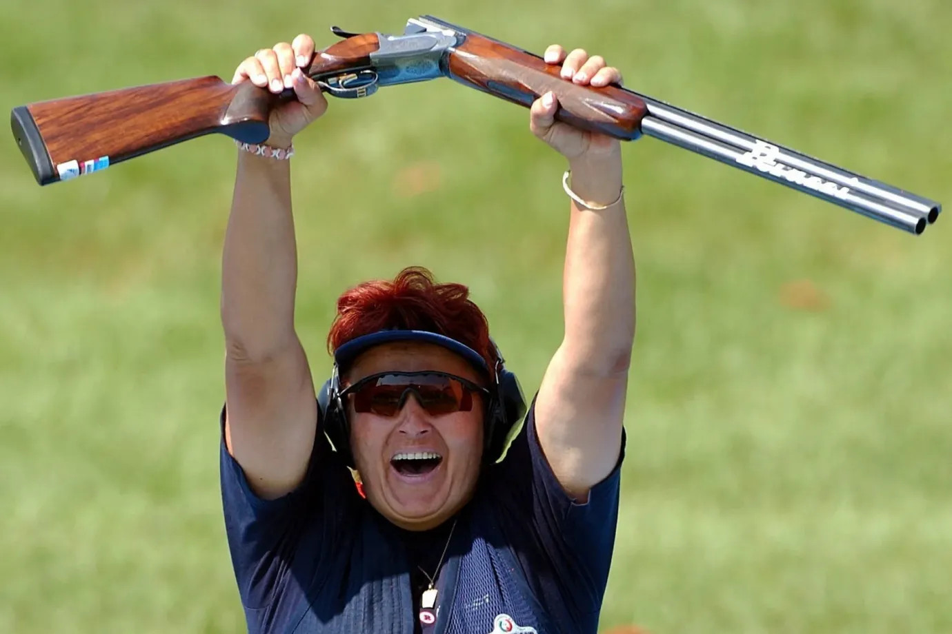 Igaly Diána magasba elemi a fegyverét utolsó lövése után az athéni olimpián – Fotó: Peter Kneffel / DPA / AFP